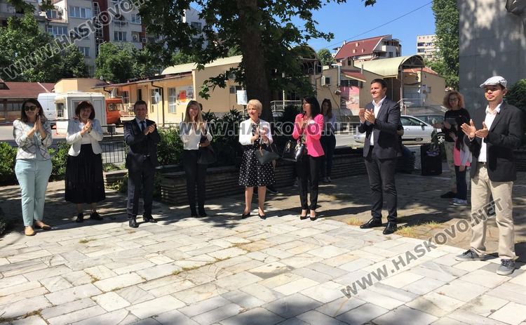 Аплодисменти за учителите на Хасково на пъстрата детска изложба, посветена на 24-ти май
