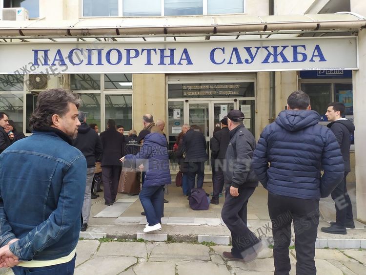 Осем нашенци нарушили карантината,седем от тях чакали пред Паспортна в Кърджали