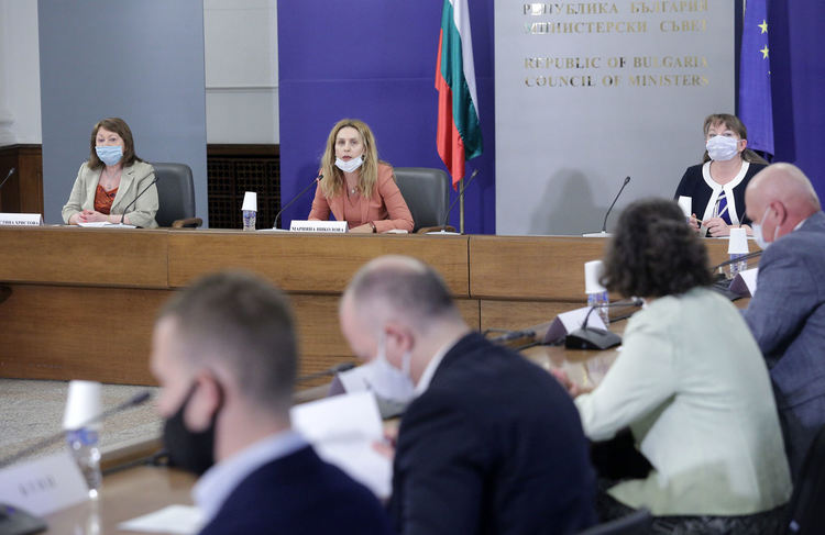 Министър Сачева получи подписка за усъвършенстване на трудовото законодателство от синдикатите