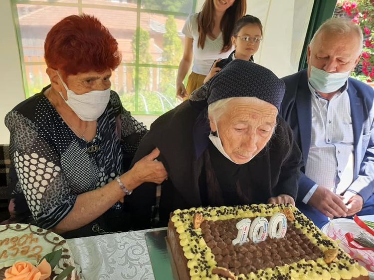 Столетната родопчанка баба Шина копае фасула сама, но не вкусва колбас