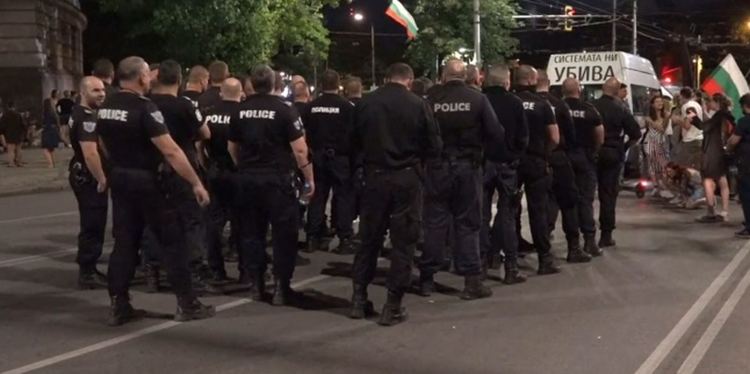 Напрежение на протеста: Полицията блокира бус с майки от "Системата ни убива" (видео)