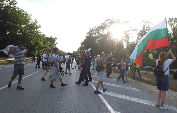 Протестиращи блокираха пътя София-Варна