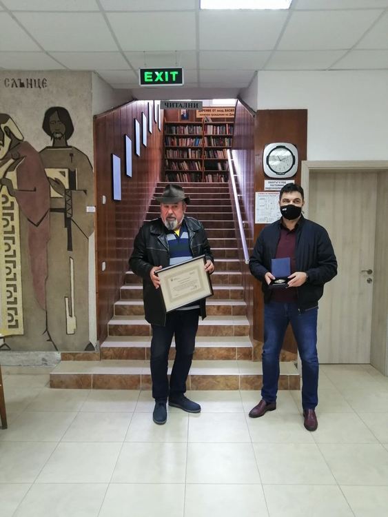 Кметът с признание към директора на библиотеката в Димитровград