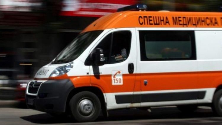Водач отне предимство на линейка, пострада лекарка