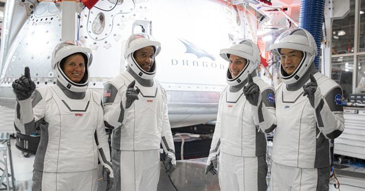 Екипажът на Crew Dragon на SpaceX се подготвя за изстрелването