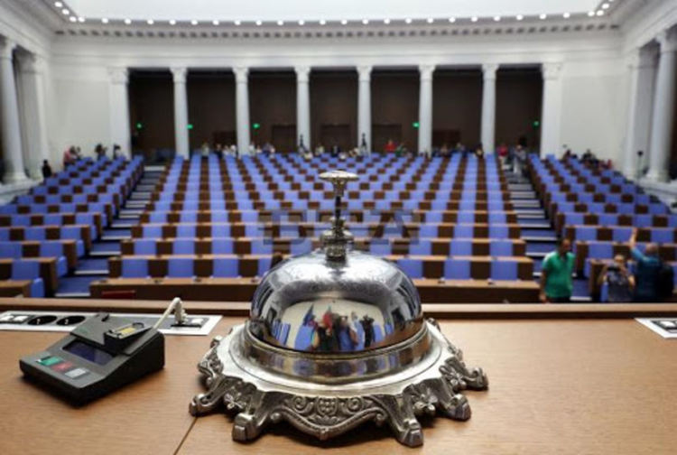 60 дни неплатен отпуск за 2021 г. да се признават за осигурителен стаж, предлагат ГЕРБ