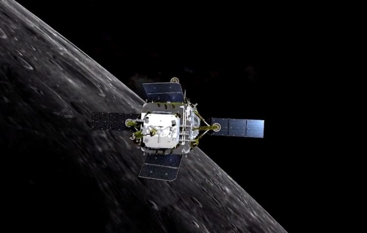 "Чанъе-5" се връща на земята с лунните проби
