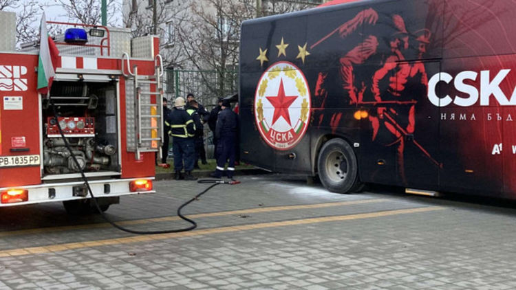 Новият автобус на ЦСКА-София се запали на стадиона в Коматево