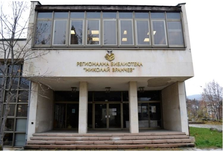 Без победител в конкурса за есе "Човекът, творящ добро", библиотеката връчва две втори и една трета награда