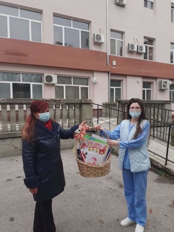 Четвъртокласници от Димитровград изпратиха специално изработени послания за лекарите в общинската болница