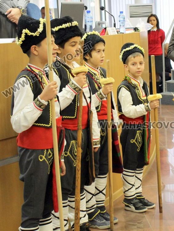 Коледари с наричания за медиците в МБАЛ "Св.Екатерина" в Коледната нощ в двора на болницата