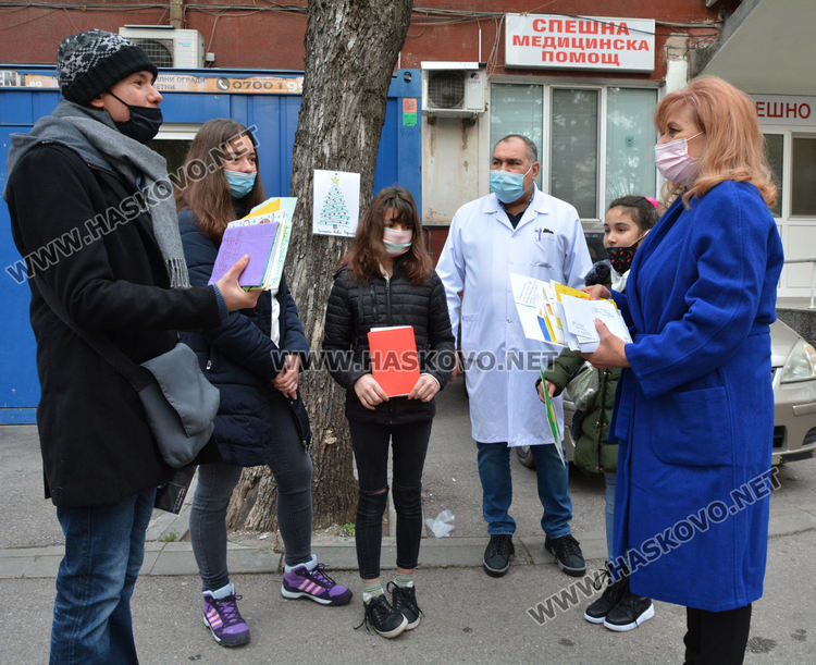 Деца нарисуваха картички с пожелания за всеки в ковид отделенията на Хасковската болница