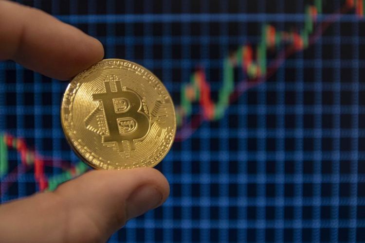 Биткоинът поскъпна над 25 000 долара