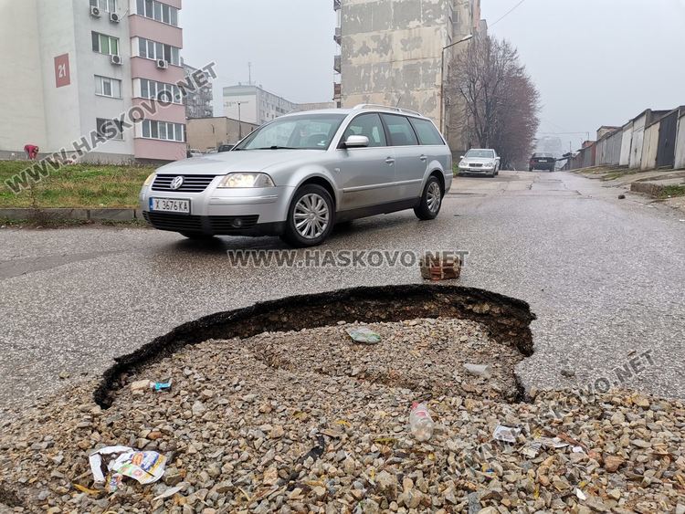 Дъждът отново изрови дупка на улица "Акация" в Хасково