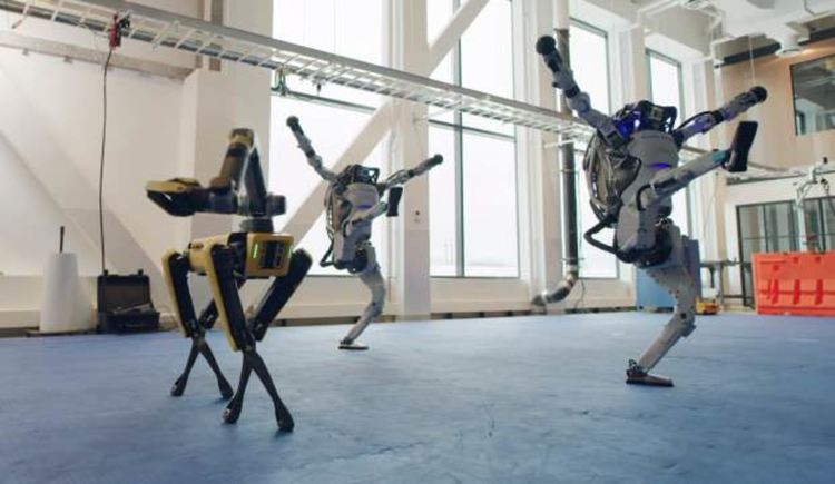 Луд танц на роботите от Boston Dynamics за ЧНГ (видео)