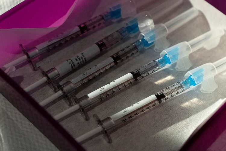 Социалните работници на първа линия ще бъдат ваксинирани в третата фаза