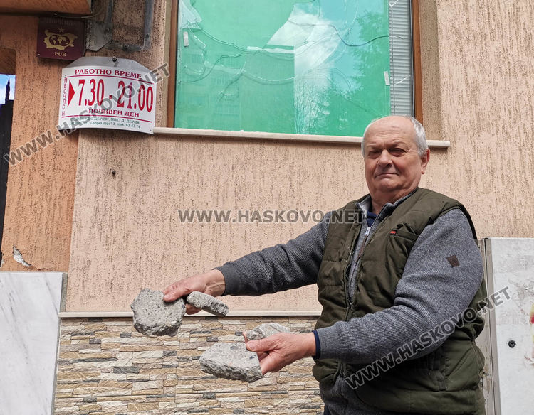 С камъни потрошиха прозорците на къща в Хасково, издирват извършителите