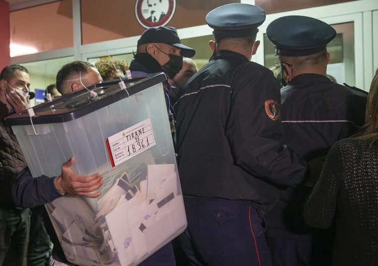 Социалистите водят в междинните резултати от изборите в Албания