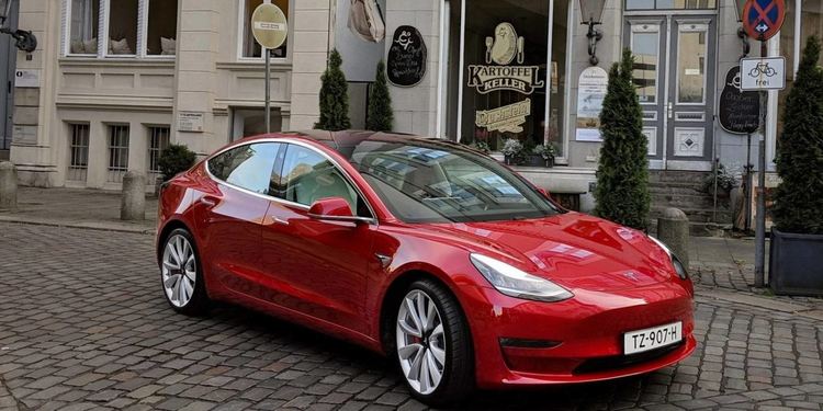 Колите на Tesla официално в Румъния и Унгария. А у нас?