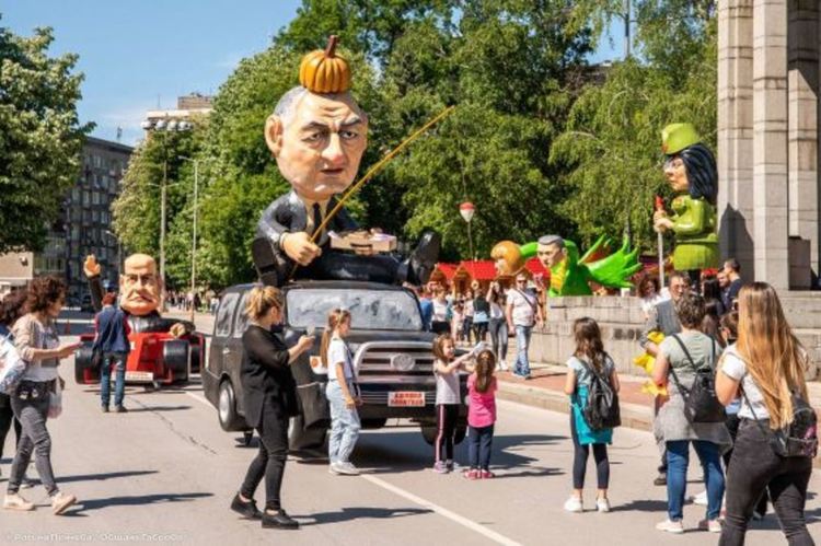 Огромни карикатури на Бойко, Слави и Доган на карнавала в Габрово