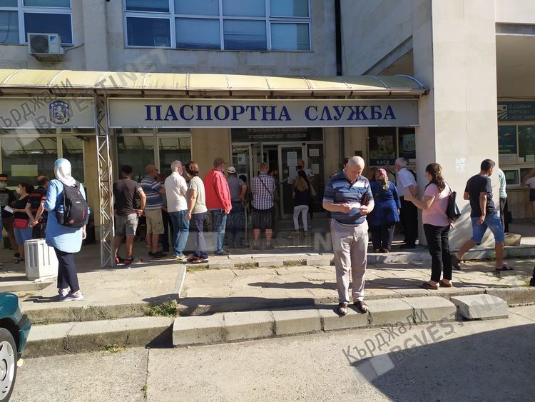 Паспортна в Кърджали работи на пълни обороти,издават се по 200 лични документа на ден