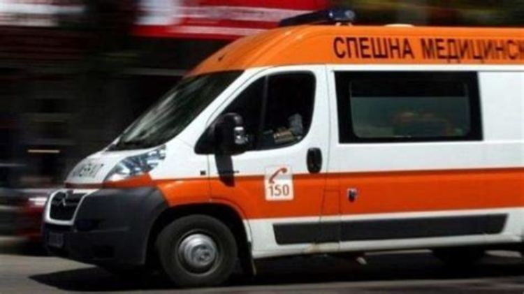 41-годишен се блъсна с колата си в бетонна стена