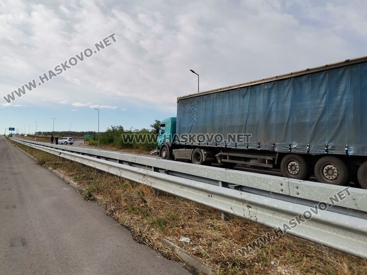 Тир с 26 тона дървени трупи се обърна в канавка край магистрала „Марица“