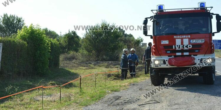 Суха трева пламна до птицекомбината край Хасково