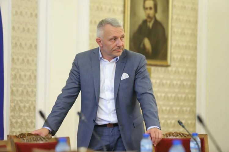 Хаджигенов: Връчването на мандата е противоконституционно, нелегитимно и нищожно