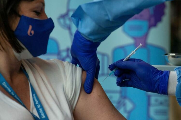 В Ню Йорк наредиха на здравните работници да се ваксинират срещу COVID-19
