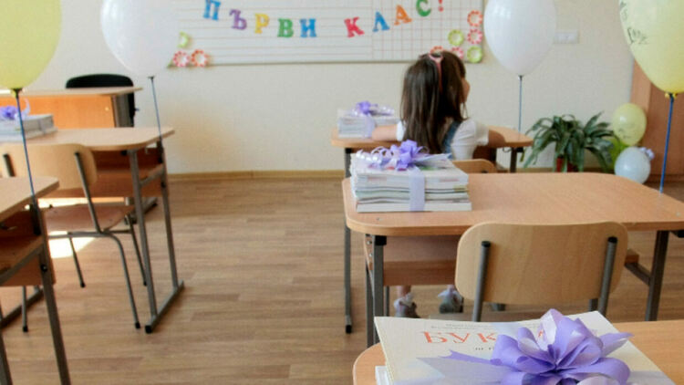МОН гарантира интернет за всички ученици при преминаване към онлайн обучение
