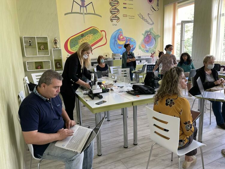 Дни преди началото на учебната година  в СУ,,Йордан Йовков“ се проведе  STEM  обучение