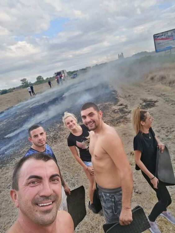 Огнеборци и доброволци гасиха пожар в стърнище край Хасково