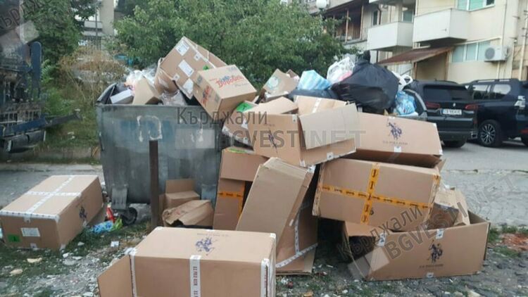 Купища кашони затрудняват сметосъбирането в Кърджали, кметът събира търговците на среща