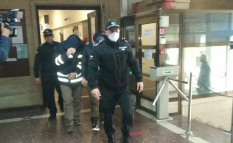 Капитанът на Вера Су и помощникът му остават в ареста