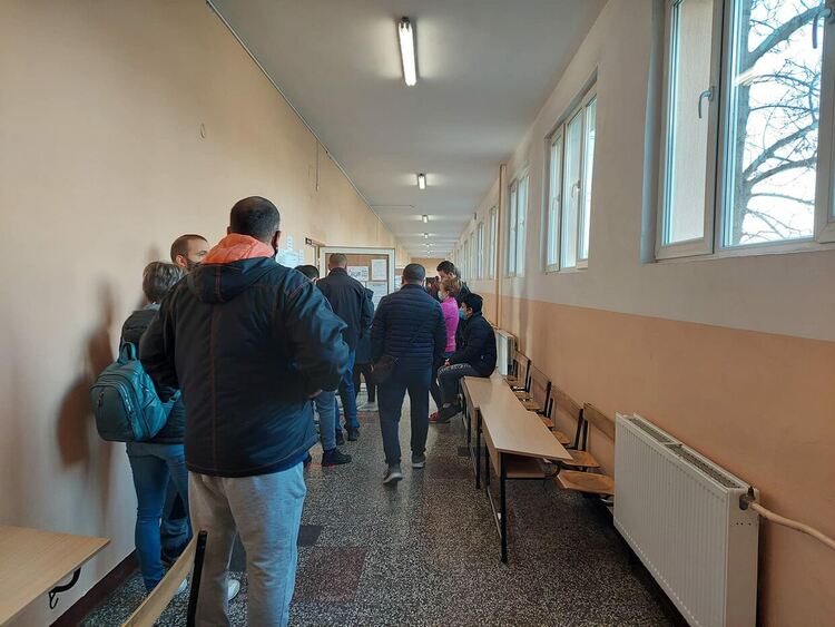 България избира парламент и президент с 14% активност към 12 ч.