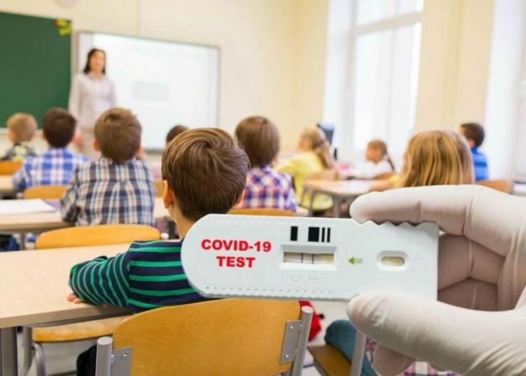 Търсят се доброволци, които да окажат помощ в тестването на учениците, за да могат да се завърнат присъствено в час