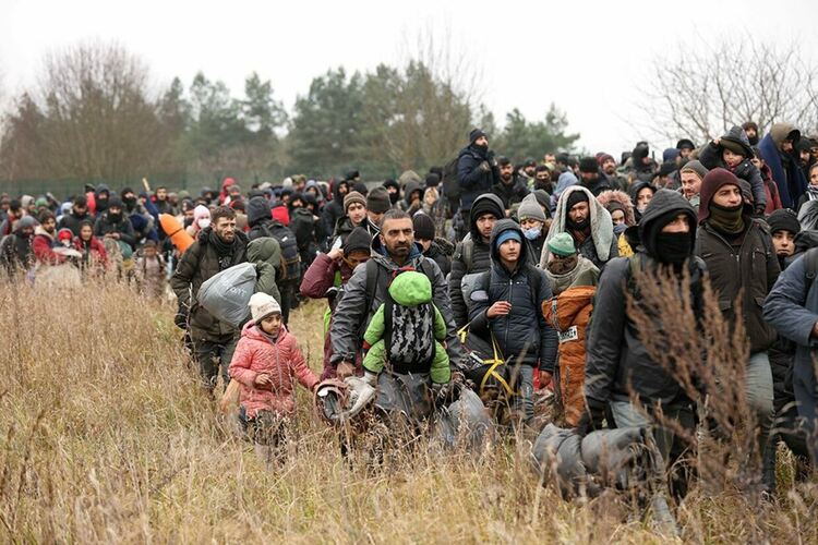 Колона мигранти се придвижи на границата с Полша