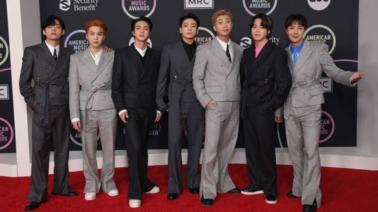 BTS са Изпълнител на годината на Американските музикални награди 2021