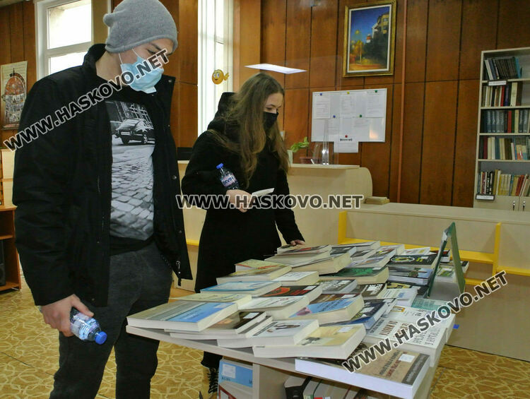 Влизаме в библиотеката със „зелен сертификат“, на компютрите само с ръкавици