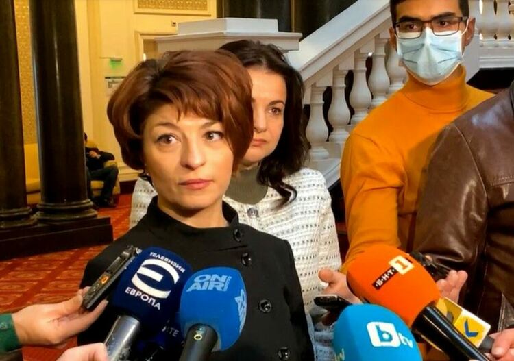 Без зелени сертификати в парламента. Скандалът с в. "Труд" първи в дневния ред