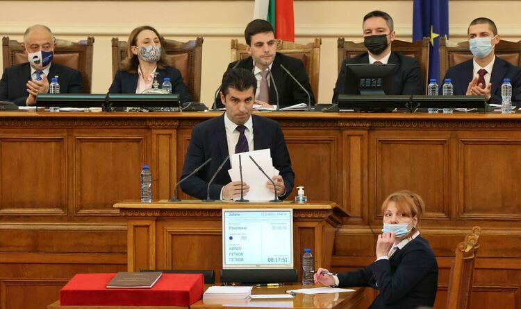 Дълъг дебат, процедурни хватки и няколко конкретни обещания на Кирил Петков