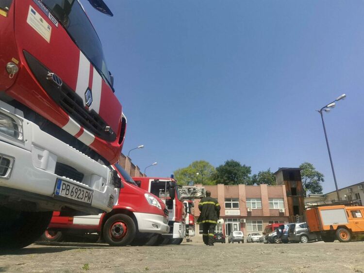 Пожар изгори два автомобила в Пловдив 