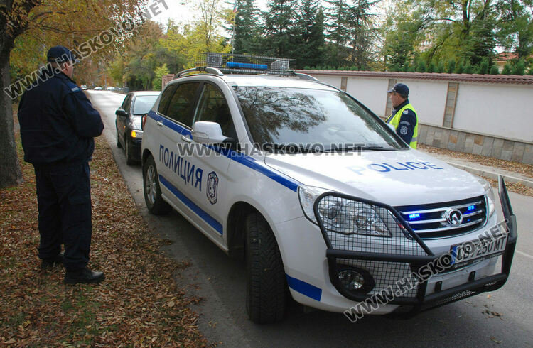 Познайници на полицията откраднаха кола и я катурнаха в канавка