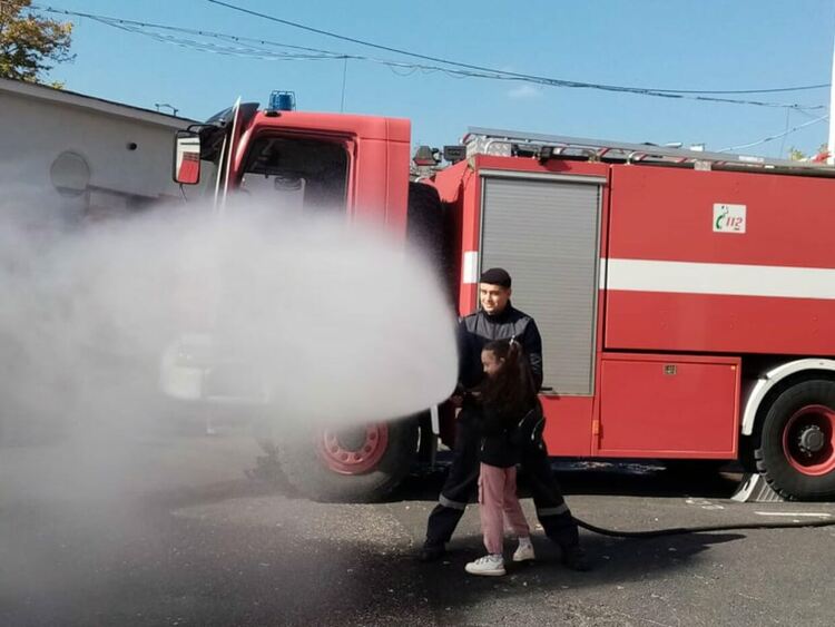 Огнеборци гасиха горящ автомобил в покрайнините на Кърджали
