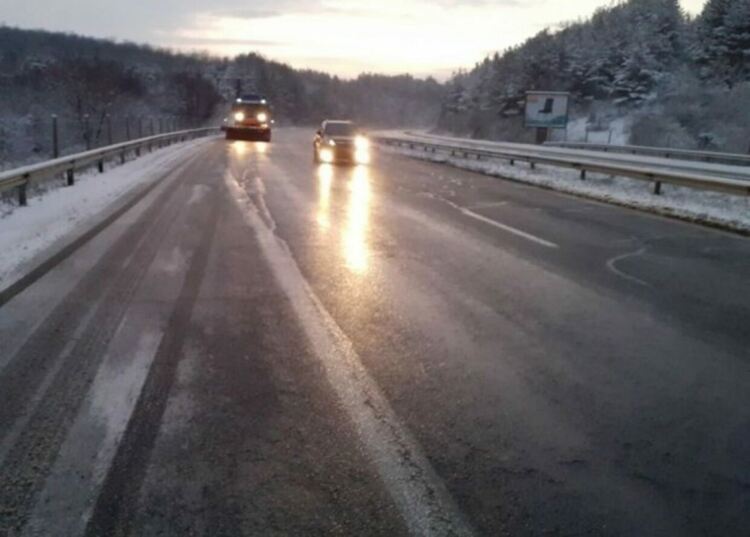 Шофьорите да тръгват за Западна България подготвени за зимни условия