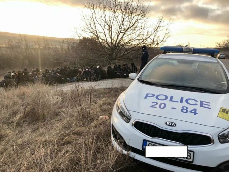 Заловиха голяма група мигранти край Нова Загора