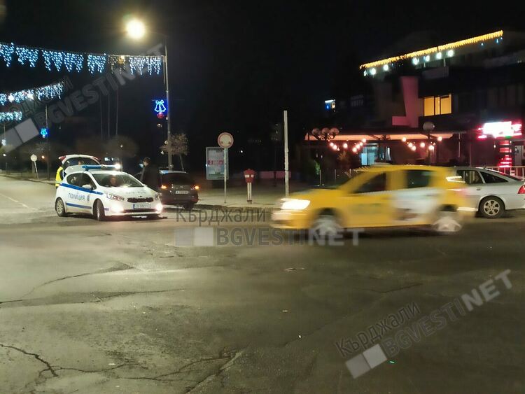 "Мерцедес" блъсна в центъра на Кърджали...крава