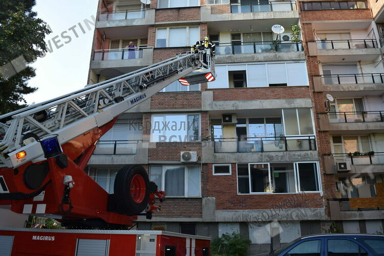 Пожарникари от Кърджали проникнаха в апартамент на четвъртия етаж след подаден сигнал
