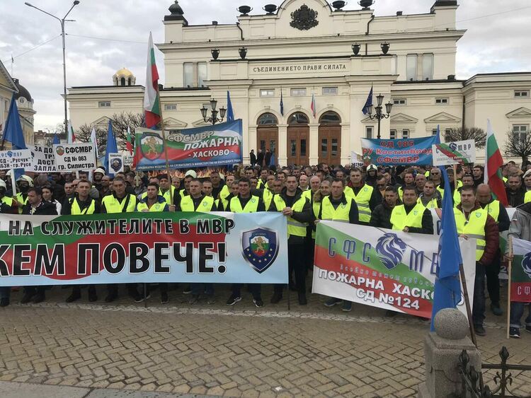 Полицаи и пожарникари от Хасковско на протест в София